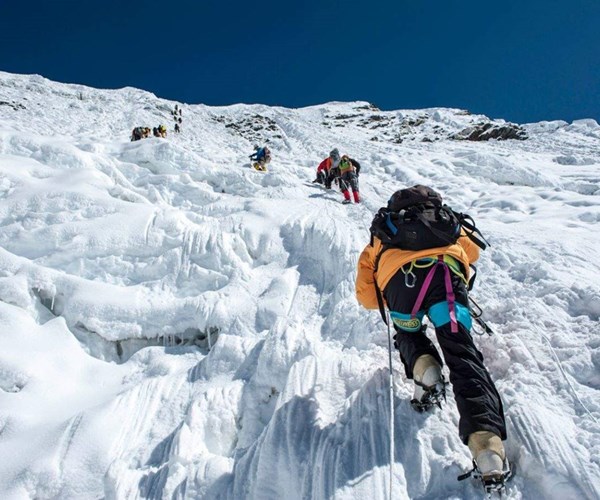 Đỉnh Everest đón các nhà leo núi nước ngoài đầu tiên sau 1 năm - Anh 1