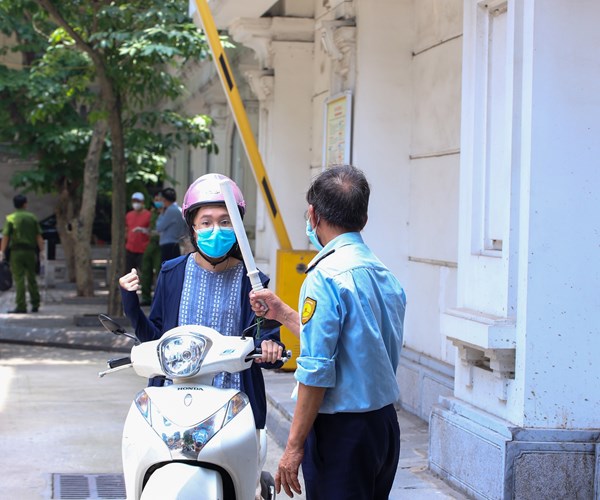 Hà Nội: Phong tỏa tạm thời một chung cư do có người nghi nhiễm Covid-19 - Anh 3