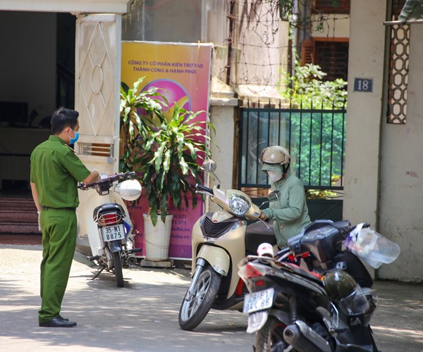 Hà Nội: Phong tỏa tạm thời một chung cư do có người nghi nhiễm Covid-19 - Anh 4