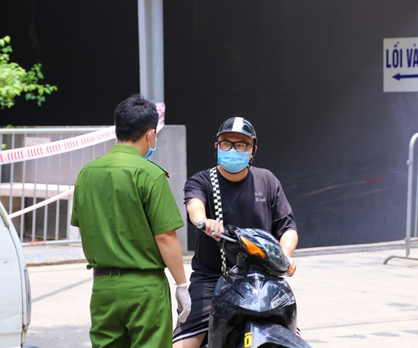 Hà Nội: Phong tỏa tạm thời một chung cư do có người nghi nhiễm Covid-19 - Anh 5