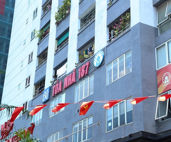 Hà Nội: Phong tỏa tạm thời một chung cư do có người nghi nhiễm Covid-19 - Anh 10