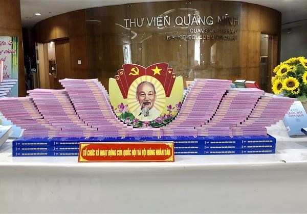 Quảng Ninh trưng bày trên 3.000 ấn phẩm sách, báo về bầu cử - Anh 1