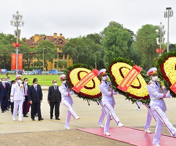 Lãnh đạo Đảng, Nhà nước vào Lăng viếng Chủ tịch Hồ Chí Minh - Anh 1