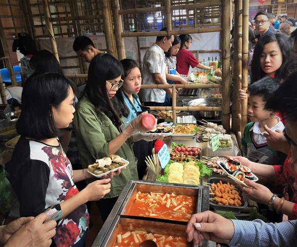 Chen chân thưởng thức đồ ăn Nhật tại không gian ẩm thực Việt- Nhật - Anh 1