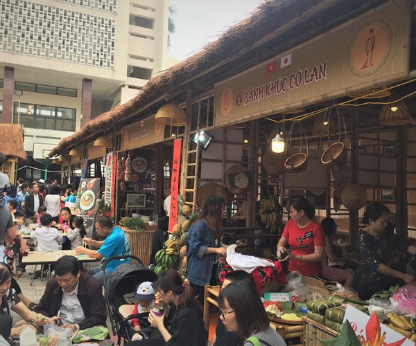 Chen chân thưởng thức đồ ăn Nhật tại không gian ẩm thực Việt- Nhật - Anh 3