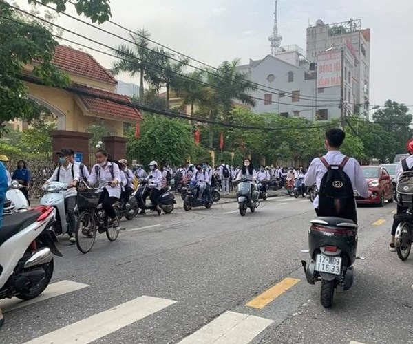 Học sinh lớp 9 và lớp 12 tại Thái Bình trở lại trường học - Anh 1
