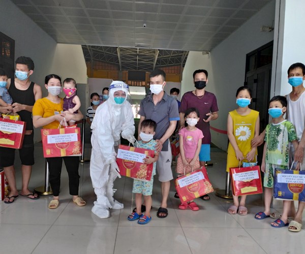 Tết Thiếu nhi đặc biệt trong Bệnh viện dã chiến số 2 tỉnh Bắc Giang - Anh 3