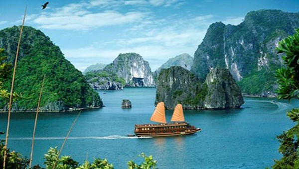Quảng Ninh mở cửa trở lại nhiều hoạt động dịch vụ, du lịch nội địa - Anh 1