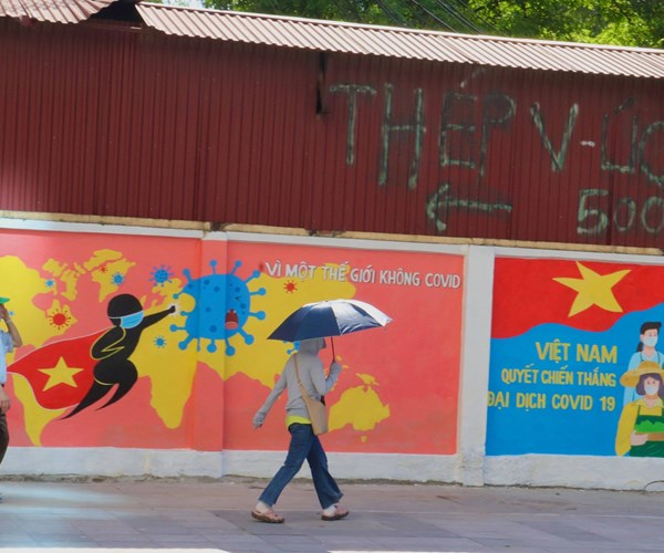 Độc đáo con đường bích họa tuyên truyền phòng, chống dịch Covid-19 ở Hà Nội - Anh 1