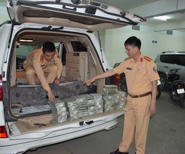 Quảng Ninh: Bắt khẩn cấp hai đối tượng vận chuyển 100 bánh heroin - Anh 1