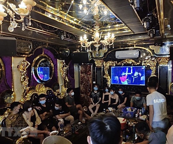Lào Cai: 20 đối tượng tụ tập hát karaoke bất chấp quy định chống dịch - Anh 1