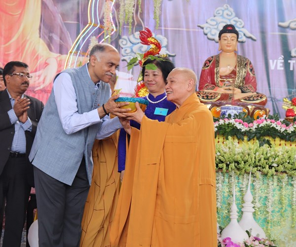 Đoàn Đại sứ quán Ấn Độ trao tặng cây Bồ đề đạo tràng tại Lễ hội Quán Thế Âm 19.2 - Ngũ Hành Sơn - Anh 3