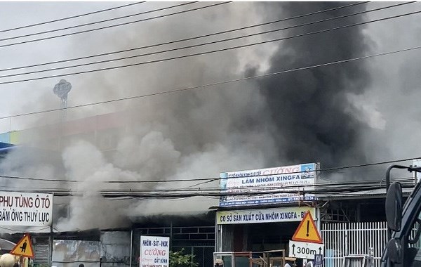 Đồng Nai: Cháy lớn tại cửa hàng phụ tùng ôtô, ngay gần cây xăng - Anh 1