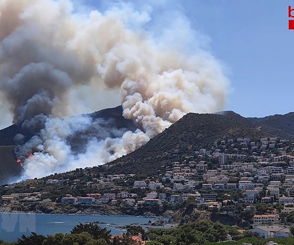 Cháy rừng tại điểm du lịch nổi tiếng Cap de Creus của Tây Ban Nha - Anh 1