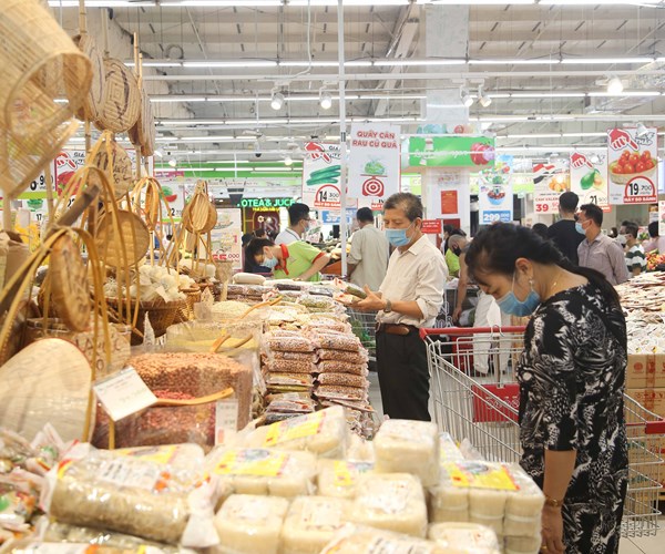 Sau một đêm mặt hàng thực phẩm đã đầy ắp các siêu thị tại Hà Nội - Anh 1