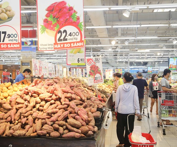 Sau một đêm mặt hàng thực phẩm đã đầy ắp các siêu thị tại Hà Nội - Anh 2