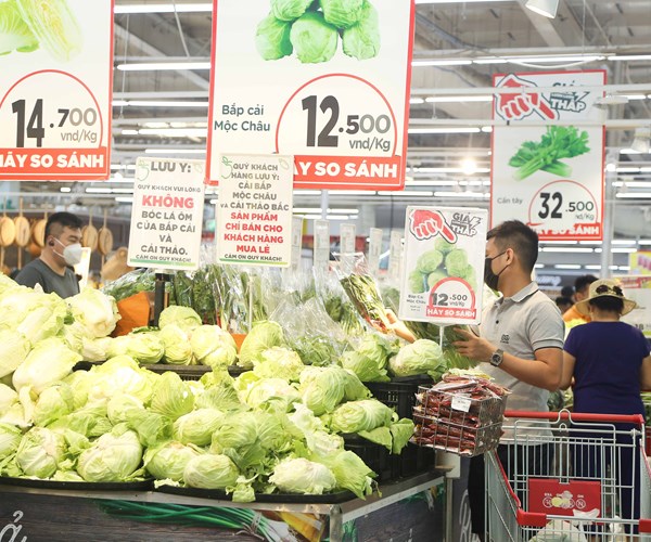 Sau một đêm mặt hàng thực phẩm đã đầy ắp các siêu thị tại Hà Nội - Anh 3