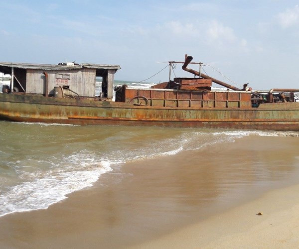 Quảng Nam: Bán đấu giá tàu vô chủ dạt vào bờ biển - Anh 1