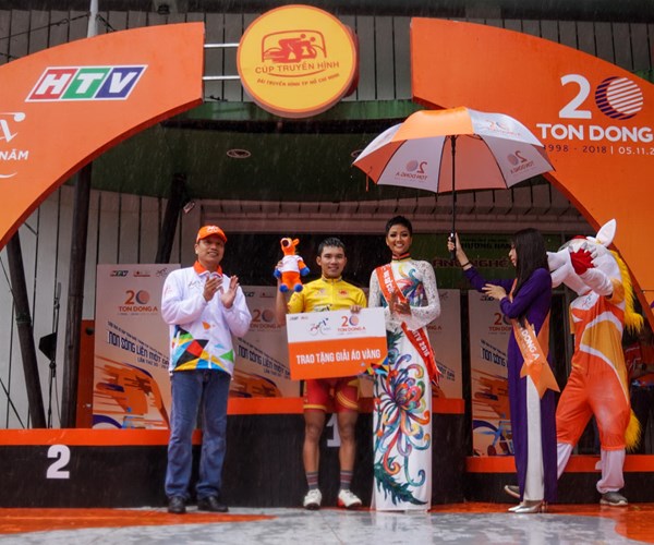Chặng 9 giải xe đạp Cúp Truyền hình TP.HCM:​ Lê Nguyệt Minh giành chiến thắng đầy xúc động - Anh 2