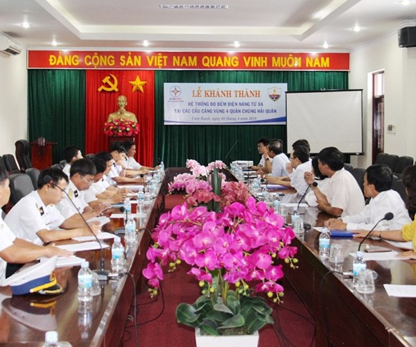 PC Khánh Hòa: Lắp tặng 36 bộ đo đếm điện năng cho Vùng 4 Hải quân - Anh 1