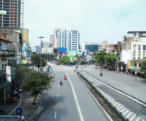 Đường phố Hà Nội vắng vẻ trong ngày đầu tiên thực hiện giãn cách theo  Chỉ thị 16 - Anh 9