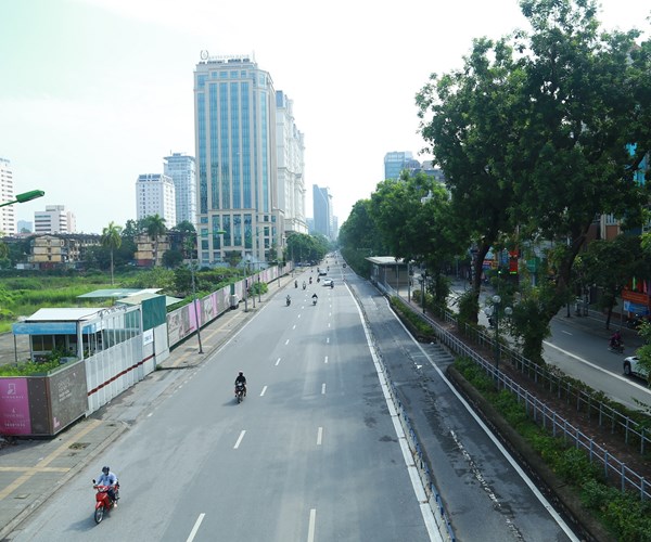 Đường phố Hà Nội vắng vẻ trong ngày đầu tiên thực hiện giãn cách theo  Chỉ thị 16 - Anh 8