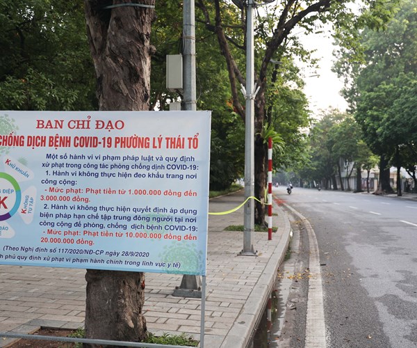 Đường phố Hà Nội vắng vẻ trong ngày đầu tiên thực hiện giãn cách theo  Chỉ thị 16 - Anh 2