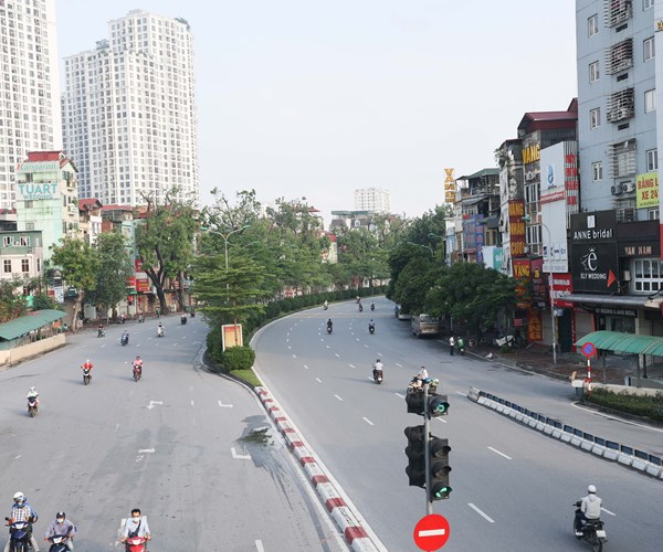 Đường phố Hà Nội vắng vẻ trong ngày đầu tiên thực hiện giãn cách theo  Chỉ thị 16 - Anh 4