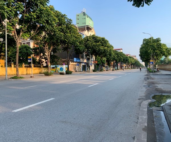 Đường phố Hà Nội vắng vẻ trong ngày đầu tiên thực hiện giãn cách theo  Chỉ thị 16 - Anh 6