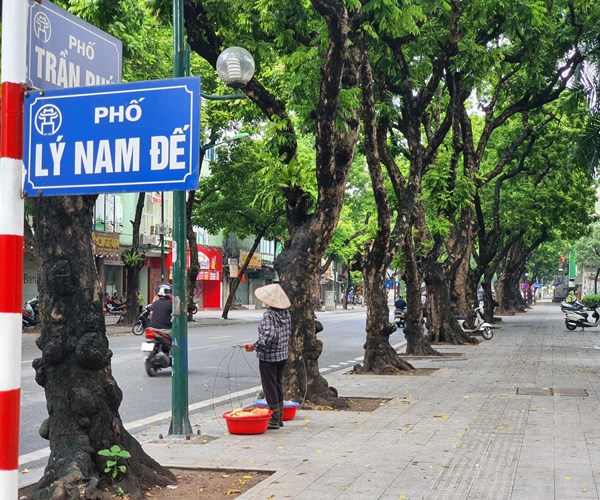 Đường phố Hà Nội vắng vẻ trong ngày đầu tiên thực hiện giãn cách theo  Chỉ thị 16 - Anh 7