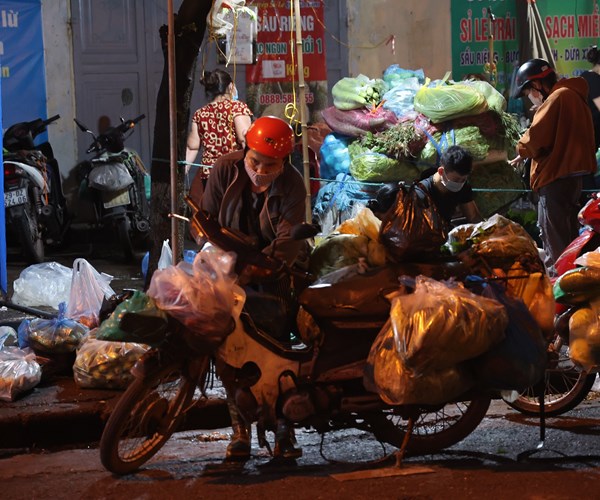 Hà Nội ngày đầu thực hiện giãn cách xã hội: Chợ dân sinh tấp nập, đông đúc - Anh 2