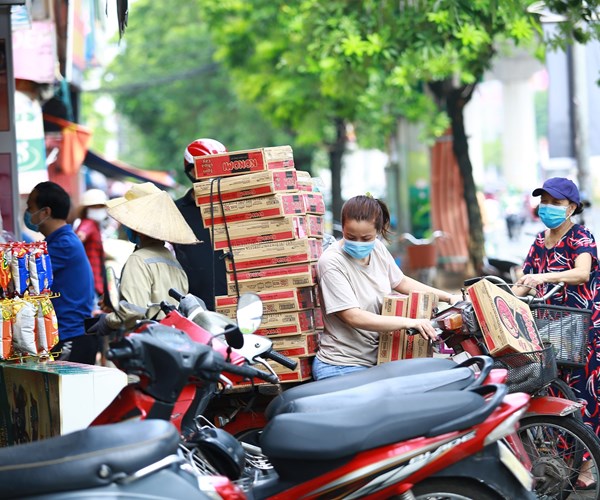 Hà Nội ngày đầu thực hiện giãn cách xã hội: Chợ dân sinh tấp nập, đông đúc - Anh 5