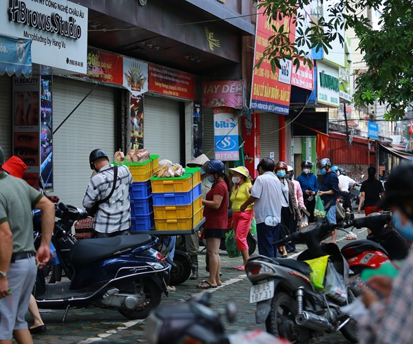 Hà Nội ngày đầu thực hiện giãn cách xã hội: Chợ dân sinh tấp nập, đông đúc - Anh 6