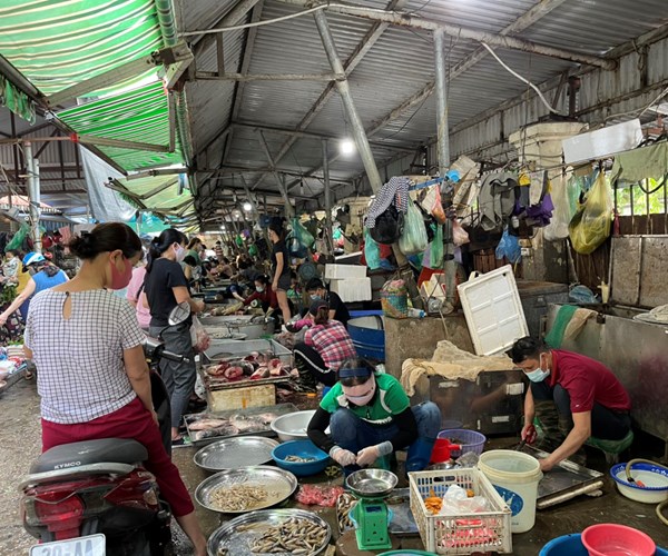 Hà Nội ngày đầu thực hiện giãn cách xã hội: Chợ dân sinh tấp nập, đông đúc - Anh 7