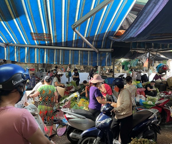 Hà Nội ngày đầu thực hiện giãn cách xã hội: Chợ dân sinh tấp nập, đông đúc - Anh 8