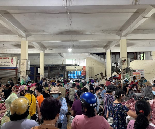 Hà Nội ngày đầu thực hiện giãn cách xã hội: Chợ dân sinh tấp nập, đông đúc - Anh 9