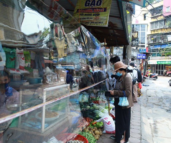 Khu chợ dân sinh đầu tiên ở Hà Nội quây ni-lon từng gian hàng để phòng dịch - Anh 3
