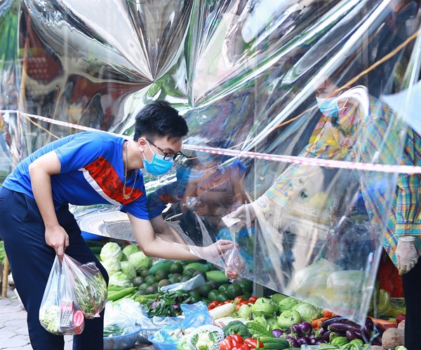 Khu chợ dân sinh đầu tiên ở Hà Nội quây ni-lon từng gian hàng để phòng dịch - Anh 9