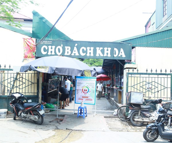 Khu chợ dân sinh đầu tiên ở Hà Nội quây ni-lon từng gian hàng để phòng dịch - Anh 1