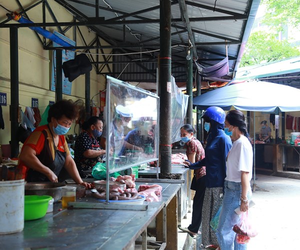 Khu chợ dân sinh đầu tiên ở Hà Nội quây ni-lon từng gian hàng để phòng dịch - Anh 4