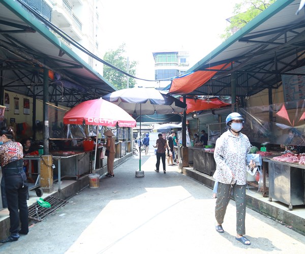 Khu chợ dân sinh đầu tiên ở Hà Nội quây ni-lon từng gian hàng để phòng dịch - Anh 6