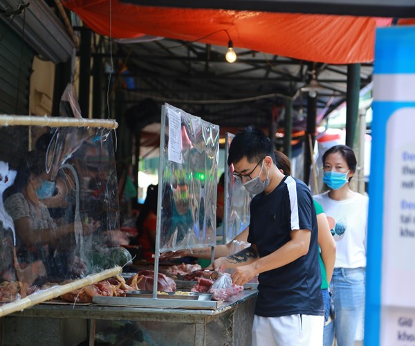 Khu chợ dân sinh đầu tiên ở Hà Nội quây ni-lon từng gian hàng để phòng dịch - Anh 5