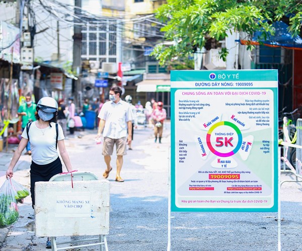 Khu chợ dân sinh đầu tiên ở Hà Nội quây ni-lon từng gian hàng để phòng dịch - Anh 10