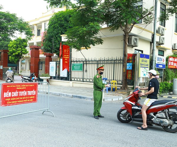 Hà Nội: Lập nhiều chốt kiểm tra giám sát người dân thực hiện Chỉ thị 17 - Anh 6