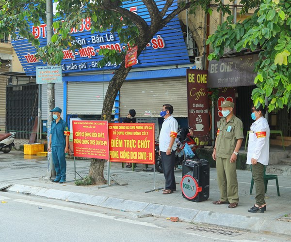 Hà Nội: Lập nhiều chốt kiểm tra giám sát người dân thực hiện Chỉ thị 17 - Anh 2