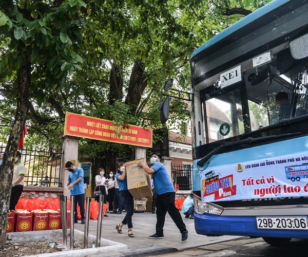 ''Xe buýt siêu thị 0 đồng'' đến với 1.766 người lao động bị ảnh hưởng do dịch Covid-19 - Anh 2