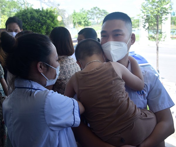 52 cán bộ y tế Phú Thọ lên đường hỗ trợ Bình Dương chống dịch - Anh 2