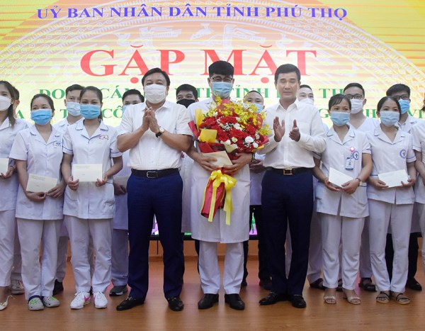 52 cán bộ y tế Phú Thọ lên đường hỗ trợ Bình Dương chống dịch - Anh 1