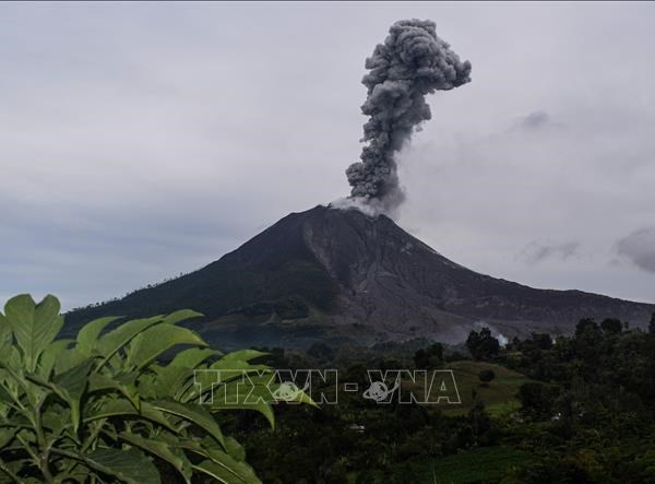 Núi lửa Sinabung tại Indonesia phun cột tro bụi cao 4.500 mét - Anh 1