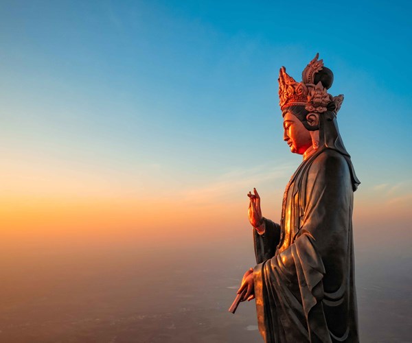 Khám phá những đỉnh núi linh thiêng nhất Việt Nam - Anh 5
